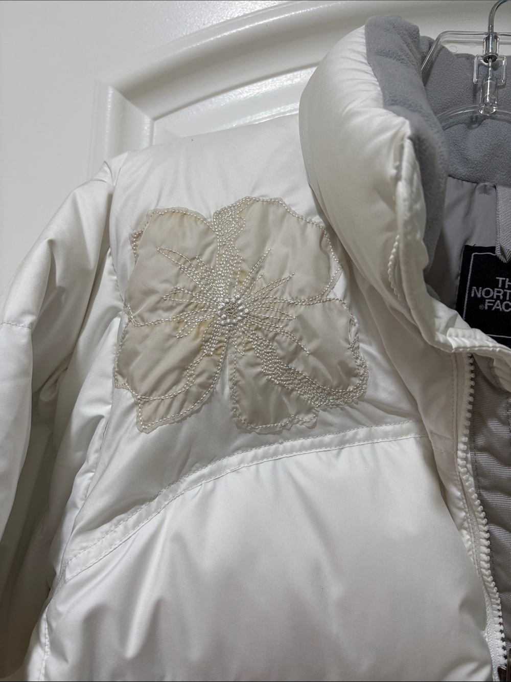 The North Face Women's White Puffy Jacket With Embroidery Sz M - Picture 5 of 15